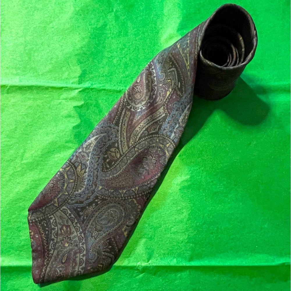 EUC Surry Sophisticates men’s paisley silk tie